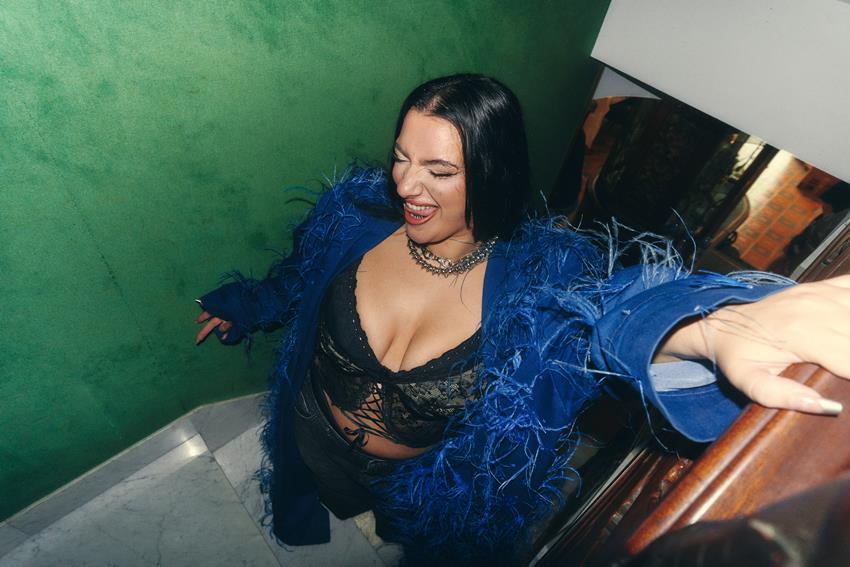 LUZ GAGGI  ESTRENA «MIENTRAS BUSCO LA GLORIA» SU SEGUNDO ÁLBUM 