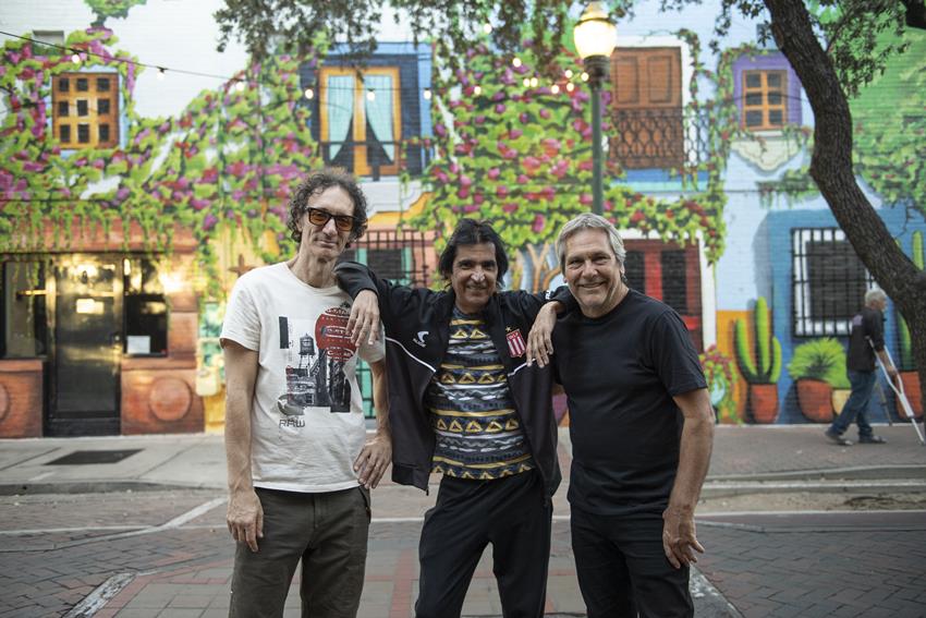 ENANITOS VERDES LANZAN «LUZ DE DÍA» CON MARCO ANTONIO SOLÍS